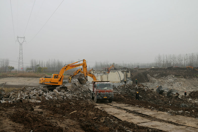小潮河閘拆建工程快速推進(jìn) 建筑物拆除作業(yè)正式啟動