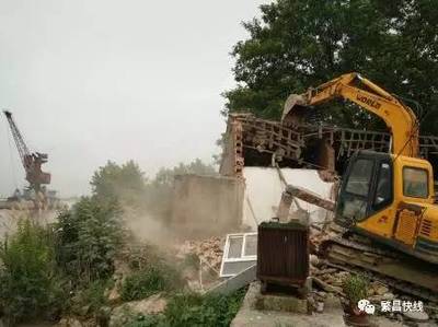 高溫下的堅(jiān)守 繁昌縣防汛進(jìn)行時中的建筑物拆除作業(yè)