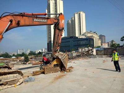 違建！凱里假日廣場上千平方米建筑被拆除，引發(fā)關(guān)注